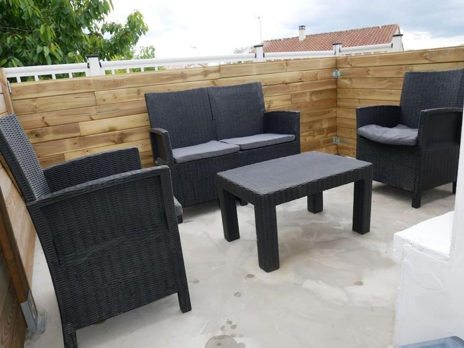 Logement Lumineux Avec Terrasse La Roche-sur-Yon Ngoại thất bức ảnh